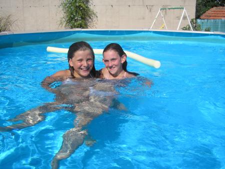 elle et moi dans ma piscine